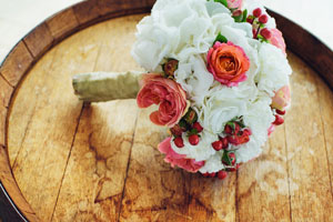 Il lancio del bouquet è una tradizione matrimoniale.